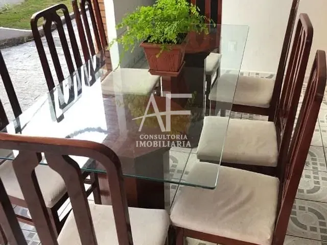 Sobrado com 242m² 4 quartos e 2 banheiros, à venda ou para alugar, no bairro Vila Jaboticabeira em Taubaté