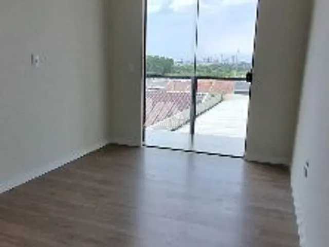 Sobrado 2 quartos e 2 banheiros, à venda, no bairro Colônia Dona Luíza em Ponta Grossa