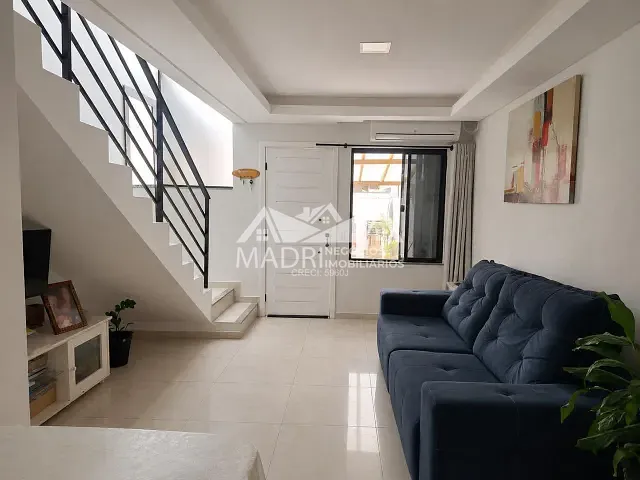 Sobrado 2 quartos e 2 banheiros, à venda, no bairro Forquilhas em São José