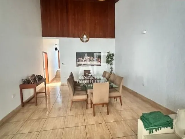 Sobrado com 400m² 5 quartos e 3 banheiros, à venda ou para alugar, no bairro Alto São Pedro em Taubaté