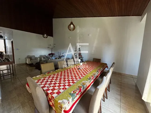 Sobrado com 400m² 5 quartos e 3 banheiros, à venda ou para alugar, no bairro Alto São Pedro em Taubaté
