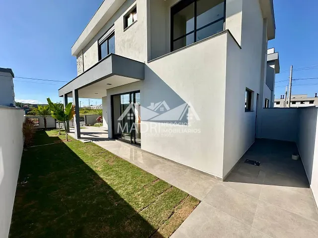 Sobrado 3 quartos e 3 banheiros, à venda, no bairro Forquilhas em São José
