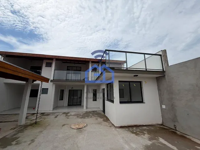 Sobrado 3 quartos e 4 banheiros, à venda, no bairro Indáia em Caraguatatuba