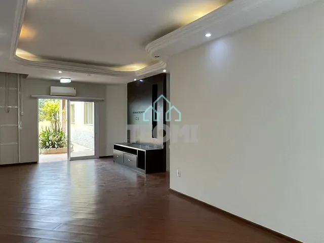 Sobrado com 393m² 5 quartos e 4 banheiros, à venda ou para alugar, no bairro Jardim Santa Clara em Taubaté