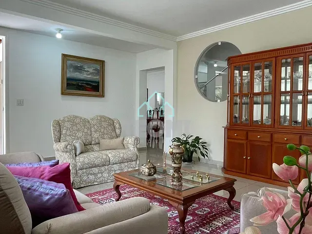 Sobrado com 378m² 5 quartos e 6 banheiros, à venda, no bairro Jardim Santa Clara em Taubaté
