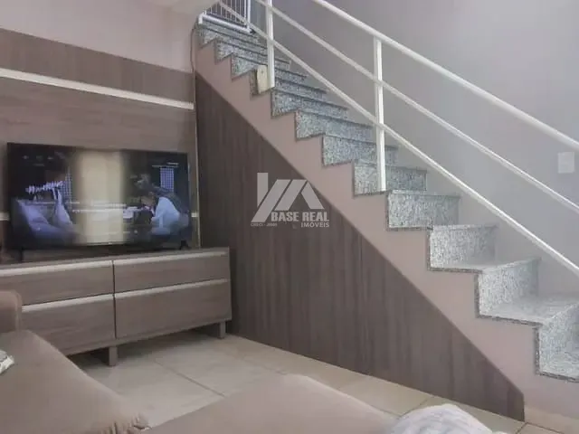 Sobrado 2 quartos e 1 banheiro, à venda, no bairro Uvaranas em Ponta Grossa