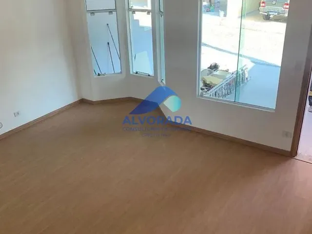 Sobrado com 10m² 3 quartos e 3 banheiros, à venda, no bairro Parque Santo Antônio em Jacareí