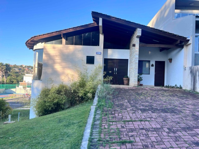 Sobrado à Venda, 3 quartos sendo 1 suíte master, 4 vagas, Condomínio Parque dos Franceses