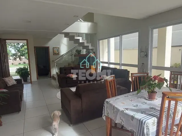Sobrado com 300m² 3 quartos e 2 banheiros, à venda ou para alugar, no bairro Residencial Novo Horizonte em Taubaté