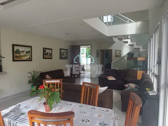 Sobrado com 300m² 3 quartos e 2 banheiros, à venda ou para alugar, no bairro Residencial Novo Horizonte em Taubaté