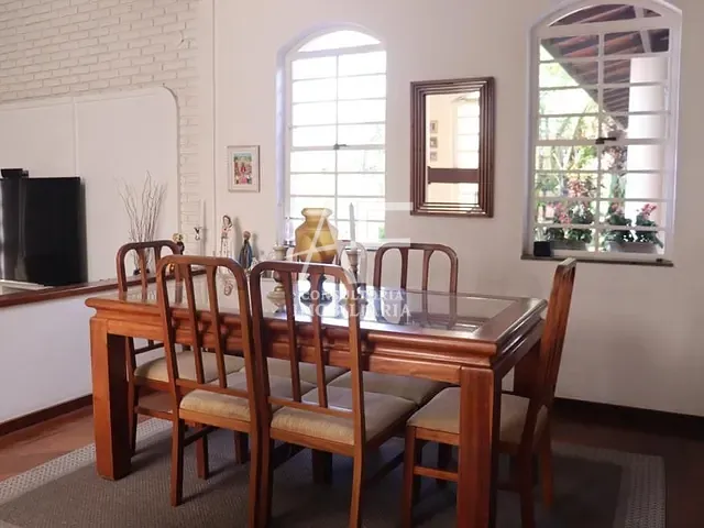 Sobrado com 510m² 4 quartos e 3 banheiros, à venda, no bairro Vila São Geraldo em Taubaté