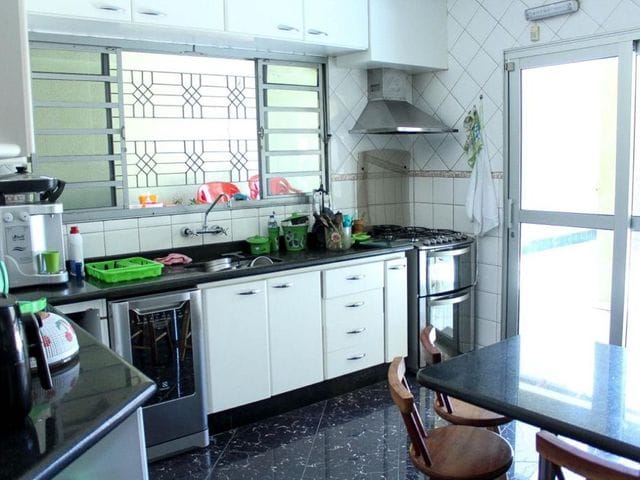 Sobrado com 302m² 4 quartos e 5 banheiros, à venda, no bairro Bandeirantes em Londrina