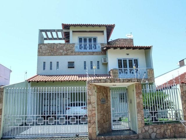 Sobrado com 302m² 4 quartos e 5 banheiros, à venda, no bairro Bandeirantes em Londrina