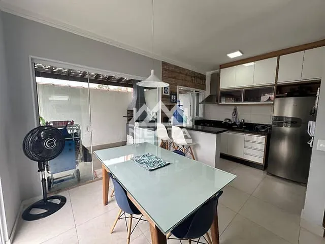 Sobrado com 183m² 2 quartos e 3 banheiros, à venda, no bairro Balneário Gardem Mar em Caraguatatuba