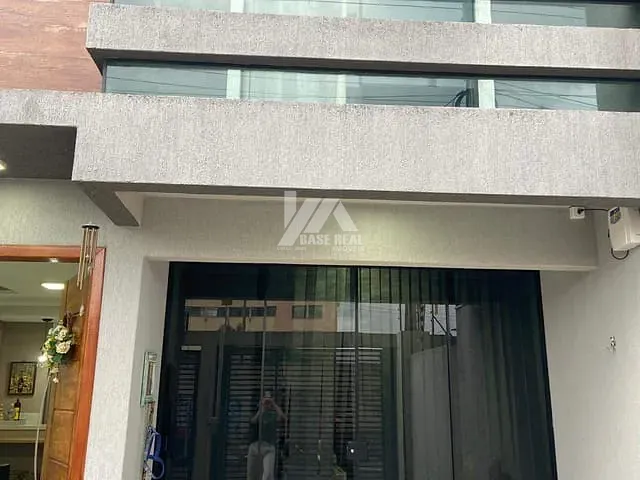 Sobrado 3 quartos e 2 banheiros, à venda, no bairro Uvaranas em Ponta Grossa