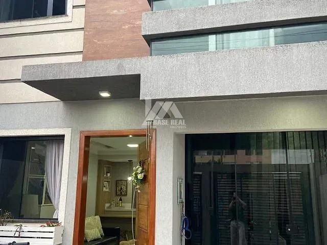 Sobrado 3 quartos e 2 banheiros, à venda, no bairro Uvaranas em Ponta Grossa