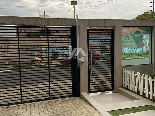 Sobrado 3 quartos e 2 banheiros, à venda, no bairro Uvaranas em Ponta Grossa