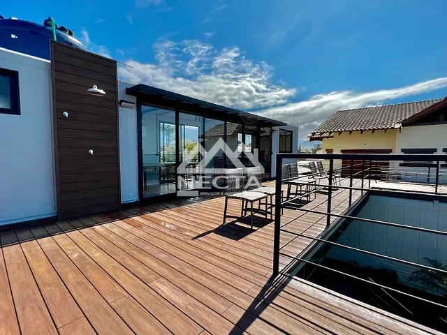Sobrado com 495m² 2 quartos e 3 banheiros, à venda, no bairro Massaguaçu em Caraguatatuba