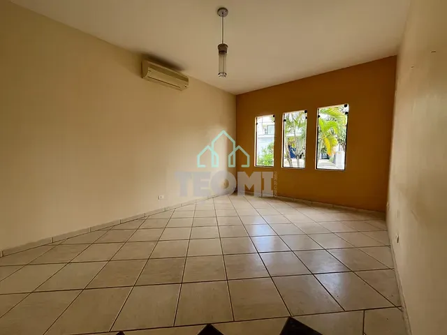 Sobrado com 533m² 4 quartos e 1 banheiro, à venda ou para alugar, no bairro Jardim das Nações em Taubaté