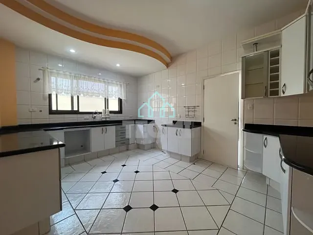 Sobrado com 533m² 4 quartos e 1 banheiro, à venda ou para alugar, no bairro Jardim das Nações em Taubaté