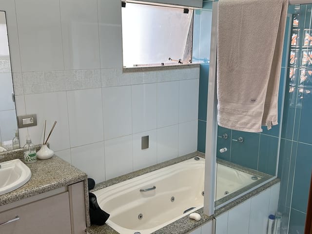 Foto do Sobrado - Sobrado à venda no JD. SAN FERNANDO com 03 dormitórios sendo 02 suítes, sala em 02 ambientes, cozinha planejada, churrasqueira, quintal e 04 vagas de garagens. | Guepardo Imob