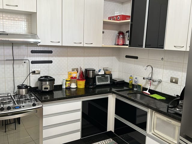Foto do Sobrado - Sobrado à venda no JD. SAN FERNANDO com 03 dormitórios sendo 02 suítes, sala em 02 ambientes, cozinha planejada, churrasqueira, quintal e 04 vagas de garagens. | Guepardo Imob