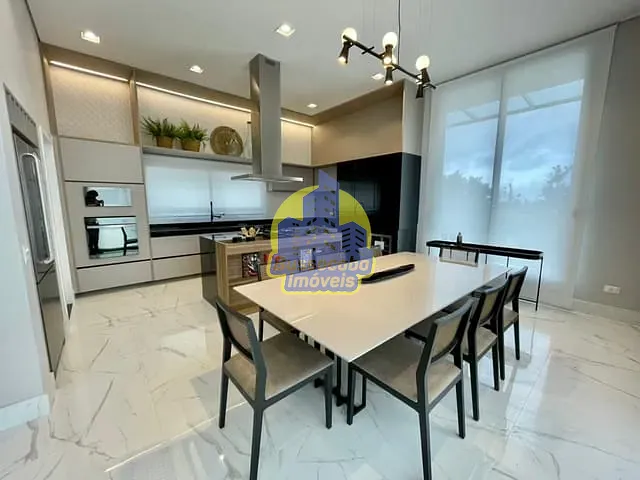 Sobrado com 558m², à venda, no bairro Granja Viana em Carapicuíba