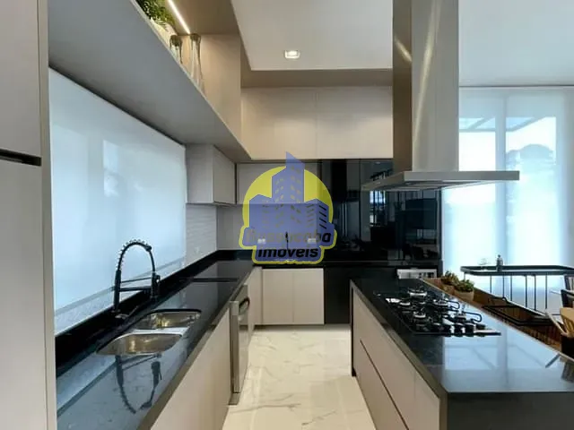 Sobrado com 558m², à venda, no bairro Granja Viana em Carapicuíba