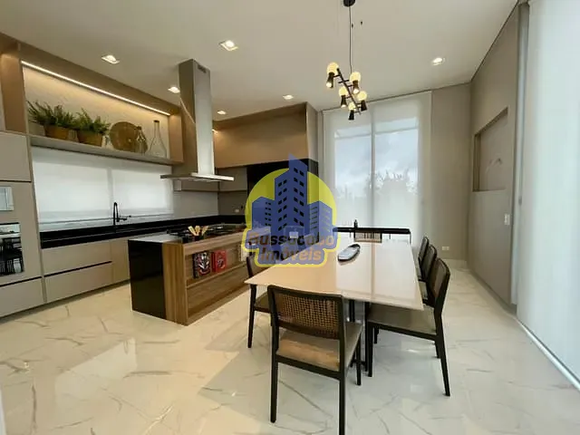 Sobrado com 558m², à venda, no bairro Granja Viana em Carapicuíba