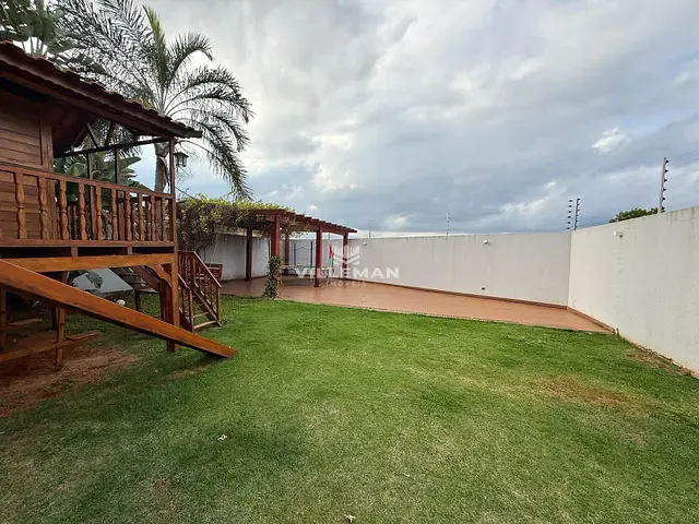Sobrado 3 quartos e 3 banheiros, à venda, no bairro Jardim Santa Helena em Maringá