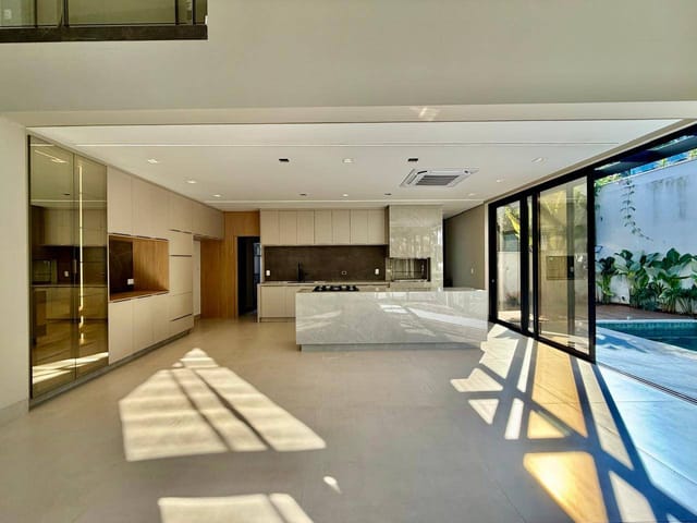 Foto do Sobrado - Sobrado à venda, Alphaville 2 - 4 Suítes - Lavabo - Churrasqueira - Piscina - 4 Garagens - Pé direito Alto - Sala 2 ambientes | Guepardo Imob