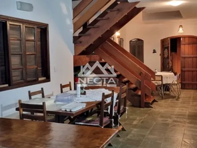 Sobrado com 415m² 4 quartos e 8 banheiros, à venda, no bairro Massaguaçu em Caraguatatuba