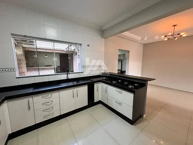 Sobrado com 179m² 3 quartos e 2 banheiros, à venda, no bairro Centro em Guarapuava
