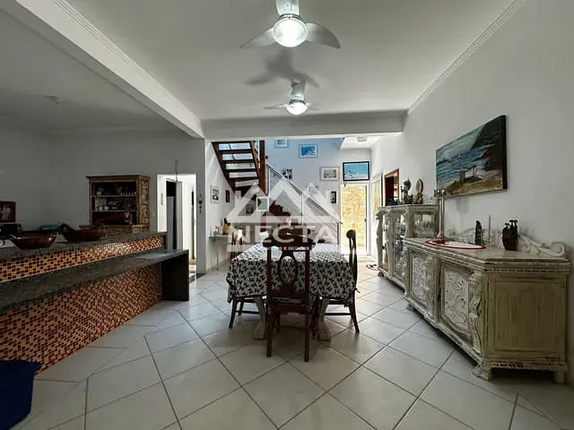 Sobrado com 300m² 4 quartos e 5 banheiros, à venda, no bairro Delfim Verde em Caraguatatuba