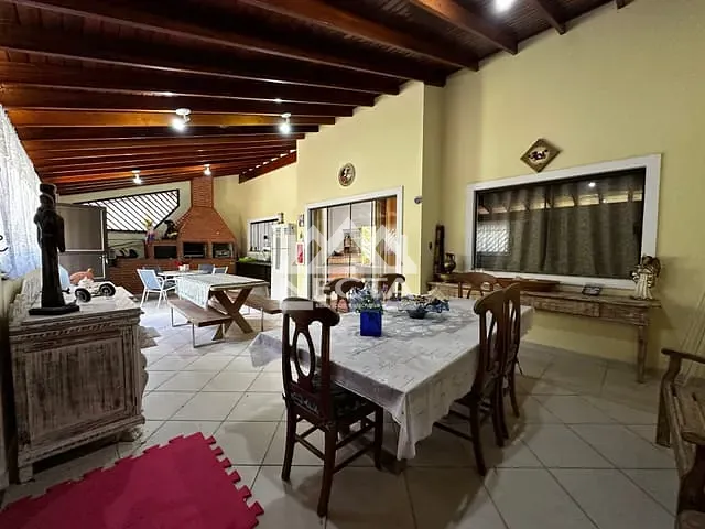 Sobrado com 300m² 4 quartos e 5 banheiros, à venda, no bairro Delfim Verde em Caraguatatuba