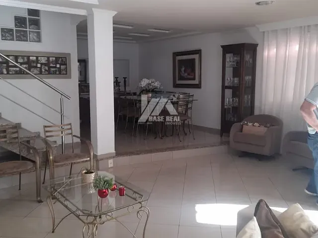 Sobrado 3 quartos e 3 banheiros, à venda, no bairro Centro em Ponta Grossa