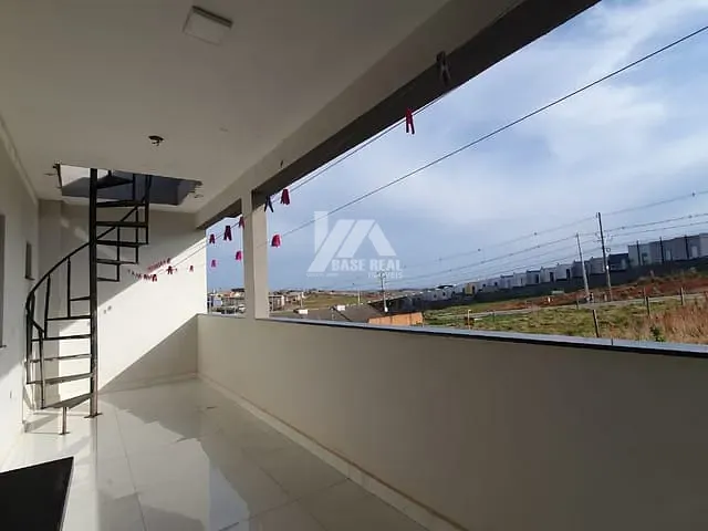 Sobrado 3 quartos e 3 banheiros, à venda, no bairro Cará-cará em Ponta Grossa