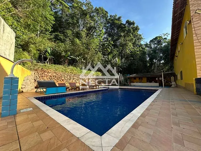 Sobrado com 1057m² 5 quartos e 2 banheiros, à venda, no bairro Massaguaçu em Caraguatatuba