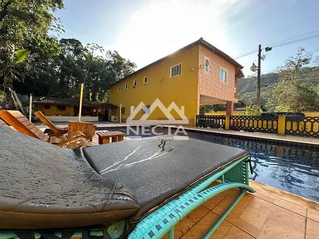 Sobrado com 1057m² 5 quartos e 2 banheiros, à venda, no bairro Massaguaçu em Caraguatatuba