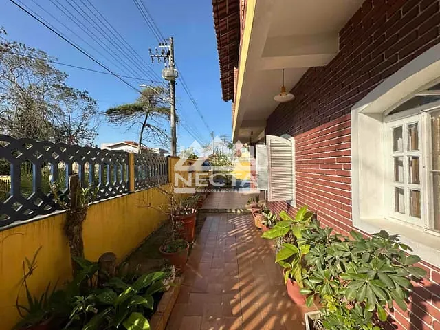 Sobrado com 1057m² 5 quartos e 2 banheiros, à venda, no bairro Massaguaçu em Caraguatatuba