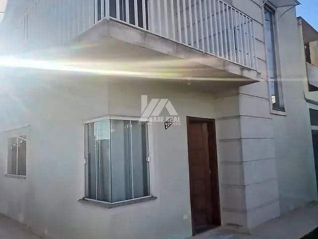 Sobrado 2 quartos e 2 banheiros, à venda, no bairro Uvaranas em Ponta Grossa