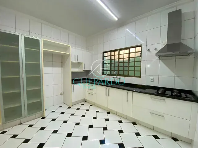 Sobrado 3 quartos e 2 banheiros, à venda, no bairro Jardim Tarumã em Londrina