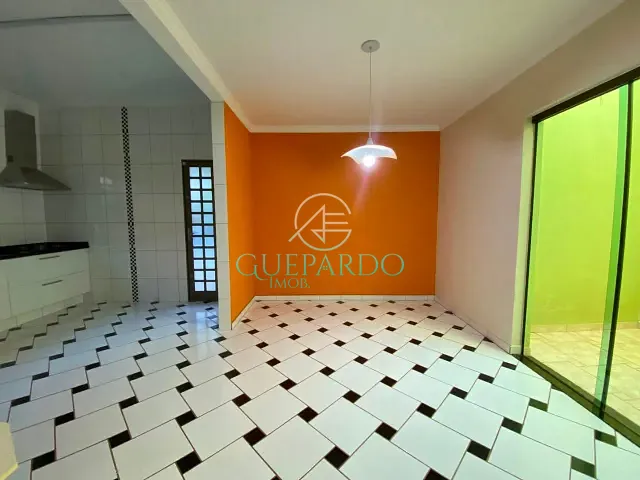 Sobrado 3 quartos e 2 banheiros, à venda, no bairro Jardim Tarumã em Londrina