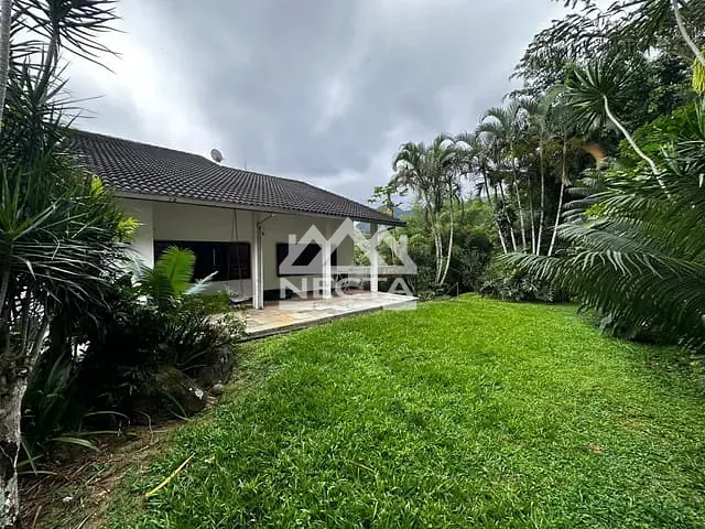Sobrado com 2665m² 4 quartos e 2 banheiros, à venda, no bairro Jardim Casa Branca em Caraguatatuba