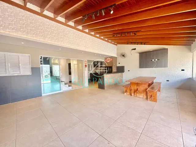 Sobrado com 250m² 3 quartos e 5 banheiros, à venda, no bairro Jardim Montecatini em Londrina