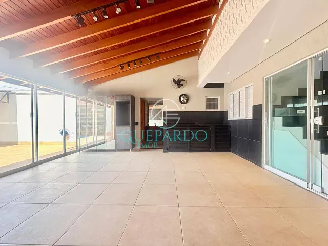 Sobrado com 250m² 3 quartos e 5 banheiros, à venda, no bairro Jardim Montecatini em Londrina
