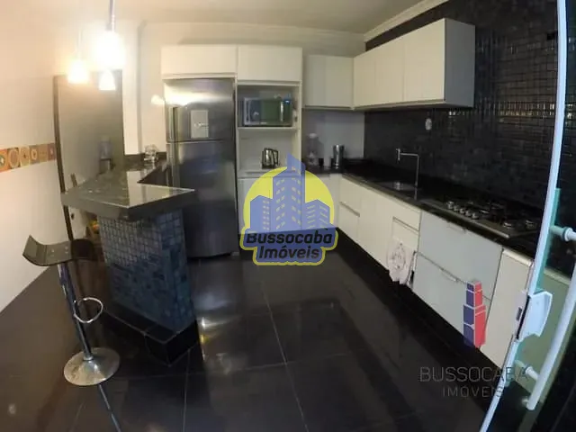 Sobrado com 375m² 4 quartos e 2 banheiros, à venda, no bairro Umuarama em Osasco