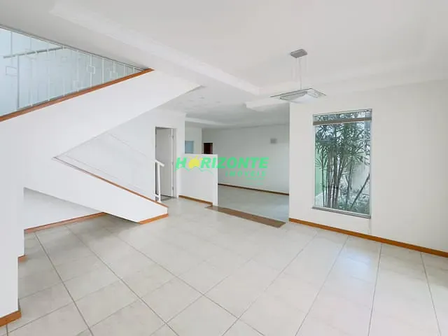 Sobrado com 360m² 3 quartos e 2 banheiros, à venda, no bairro Urbanova em São José dos Campos