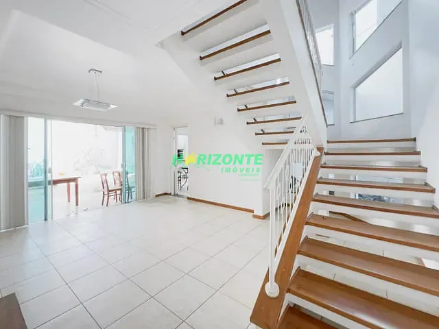 Sobrado com 360m² 3 quartos e 2 banheiros, à venda, no bairro Urbanova em São José dos Campos