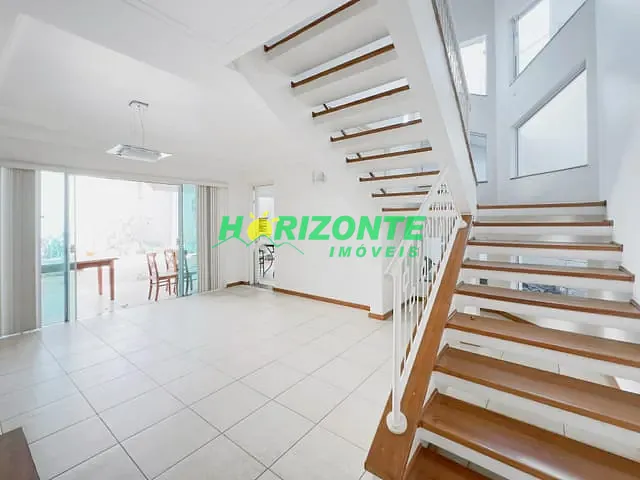 Sobrado com 360m² 3 quartos e 2 banheiros, à venda, no bairro Urbanova em São José dos Campos